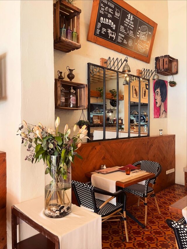 Jan’s Restaurant of the Week: BABBO in Portocolom. 
Babbo is ideally situated on the harbour front in Portocolom, offering beautiful views of the bobbing boats from its front terrace. The interior features stylish, contemporary decor and an open kitchen. The à la carte menu is extensive, including starters/tapas, salads, pastas, tacos, and main courses, with additional daily specials.  BABBO
Carrer d’en Cristòfol Colom, 3
07670 Portocolom
+34 971 578 494

Daily 8 - 22.30 h
@babbo_portocolom  
photos @eatdrinksleepmallorca 
 #RestaurantOfTheWeek #portocolom #babbo #MallorcaGastronomy #Mallorca #Sunshine